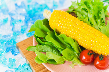 茹でたトウモロコシとサラダ