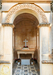 schönes Familiengrab mit einem Kreuz
auf einem Friedhof in Spaniens Insel Mallorca