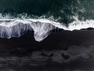 Luftaufnahme der isländischen Küste am schwarzen Strand. Panoramablick auf die isländische Natur. Sonnenuntergangszeit. © Aerial Film Studio
