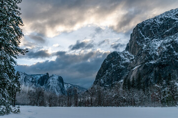 A thin layer of mis has developed in Yosemite valley floor on a snowy winter afternoon, just before sunset. © Goldilock Project