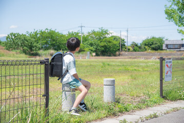 学校帰りに公園に寄る日本人の小学生の男の子
