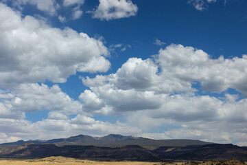 Fototapeta na wymiar New Mexico landscape the desert and mountains of beautiful sky cloud
