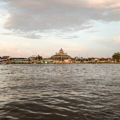 Obraz premium Sunset over the river. Kapuas River, Pontianak.