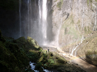 Fototapeta na wymiar man standing in front of the waterfall