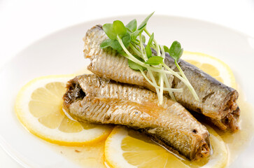 イワシ缶の爽やかレモン添え