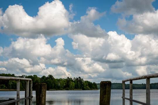 an einem Steg am See