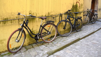Drei alte Fahrräder in einer alten Gasse
