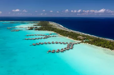 Fotobehang Bora Bora, Frans Polynesië Aerial Bora Bora een luxe Overwater Bungalows resort