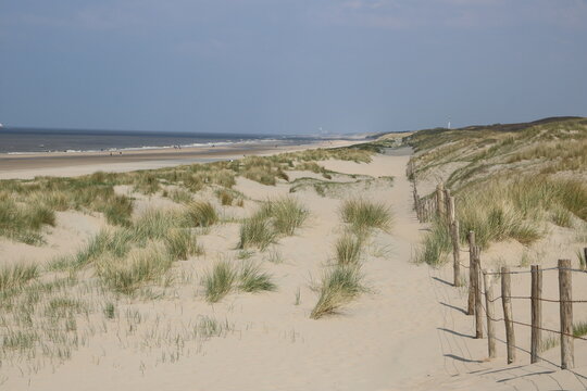 Strand mit Sanddünen in Noordwijk Holland