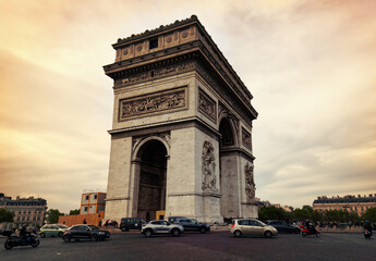 Fototapeta na wymiar The Arc de Triomphe and traffic view