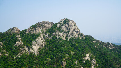 pico de la montaña lleno de grabaciones de mayo