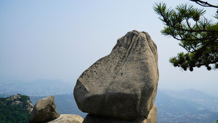 En la montaña alta, una roca en forma de toalla está observando la vista.