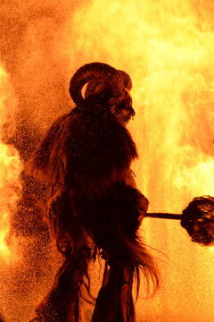 Walpurgisnacht. Teufel tanzen im Feuer