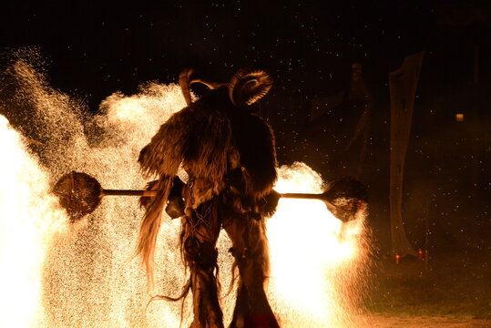Walpurgisnacht. Teufel tanzen im Feuer