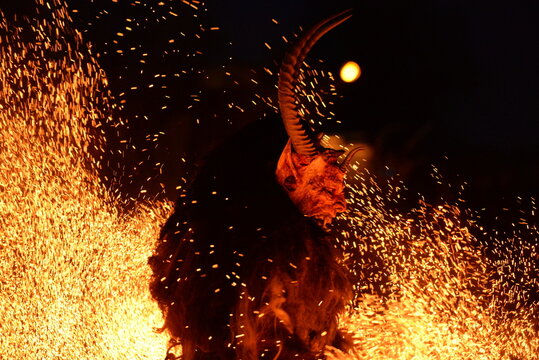 Walpurgisnacht. Teufel tanzen im Feuer
