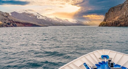 Antarktis Expedition -  Einfahrt mit dem Expeditionskreuzfahrtschiff in  Deception Island  - Whalers Bay (Süd-Shetlandinseln) - obrazy, fototapety, plakaty