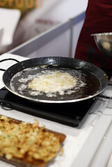 tortita de camarones friéndose en sartén