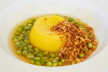 Celulosa de Maiz con yema y salteado de guisantes.