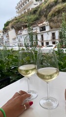 tomando un vino blanco fresquito en el pueblo Setenil de las bodegas 