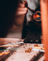 Glasschmied stellt kleine Frösche her