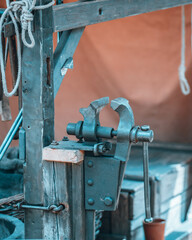 Mittelalterlicher Schraubstock in deinem Werkstatzelt