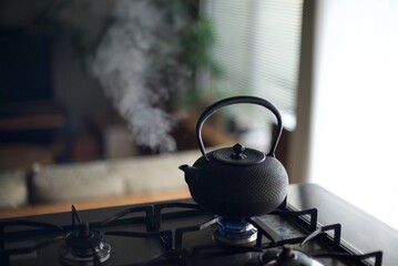 鉄瓶で白湯を沸かす