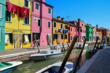 Fototapeta na wymiar Canal en el pueblo de las mil casas de colores