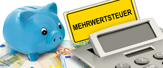 Mehrwertsteuer und Euro Geldscheine,  Sparschwein und Rechner auf weissem Hintergrund - obrazy, fototapety, plakaty