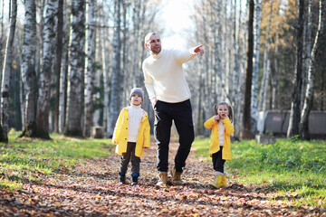 Obraz premium Children walk in the autumn park