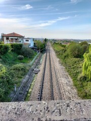 Fototapeta na wymiar Foto de una zona rural de Asturias con unas preciosas vías de tren