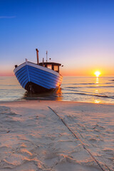 Blaues Fischboot am Strand von Bansin auf der Insel Usedom zum Sonnenaufgang © Tilo Grellmann