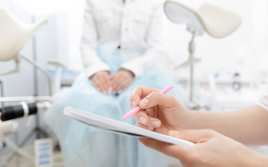 Young woman patient at gynecologist appointment consults in medical institution - obrazy, fototapety, plakaty
