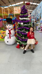 Niña pequeña disfrazada de navidad 
