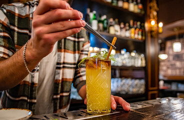 man hand bartender making cocktail on the bar counter