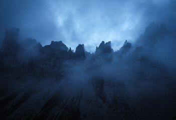 nebel in den bergen bei cmpanile di val montanaia dolomiten