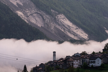 Fototapeta premium Tragödie im Vajont. Erto en casso. Berghang Nebel
