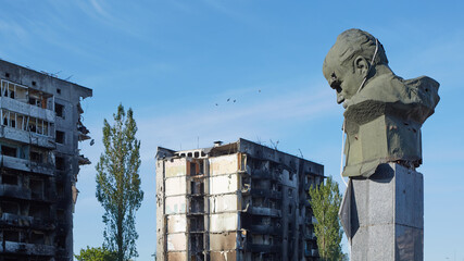Borodianka, Kyiv region, Ukraine. The monument to Shevchenko was shot by the russian occupiers. - obrazy, fototapety, plakaty