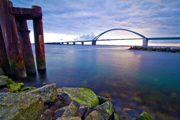 Brücke über Ostsee zur blauen Stunde