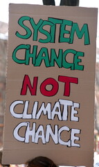 Schild auf einer Klima-Demo: "Systeme change not climate change"	