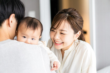 パパに抱っこされて喜ぶ赤ちゃん