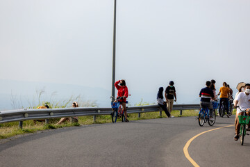 Obraz premium people riding bicycles, playing and exercising on vacation On the road and see the beautiful nature Thailand Dates 28-5-2022