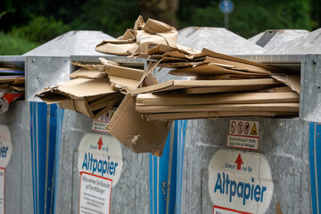 Alte Kartons in einen Altpapier Container gestopft