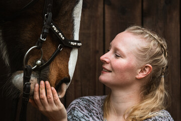 Frau schaut verliebt ihr Pferd an; Closeup Frau und Pferdemaul