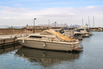Fototapeta premium kleiner Hafen mit Trockendock und Strand von Can Picaford auf Spaniens Insel Mallorca