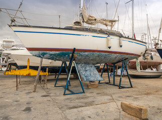 Fototapeta premium kleiner Hafen mit Trockendock und Strand von Can Picaford auf Spaniens Insel Mallorca