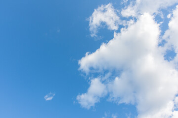 Céu azul com dia limpo com nuvens esparsas.
