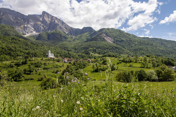 Fototapeta na wymiar Dreźnica Kirche bei Kobarid in Slowenien
