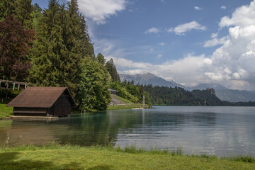Fototapeta na wymiar Hütte am Bleder See