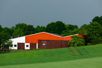 red barn in the countryside