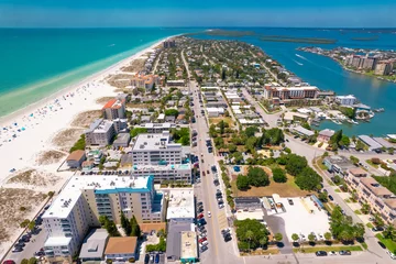 Photo sur Plexiglas Clearwater Beach, Floride Florida Beaches. Panorama of Clearwater Beach FL. Summer vacations. Beautiful View on Hotels and Resorts on Island. Turquoise color of Ocean water. American Coast or shore Gulf of Mexico. Sunny Day.
